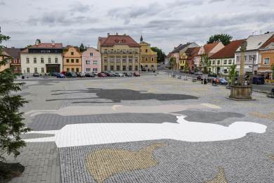 Náměstí v Postoloprtech vypráví vydlážděným obrazem příběh Oldřicha a Boženy