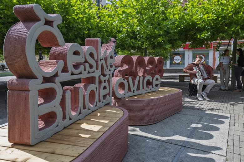 Návštěvníky Českých Budějovicích vítá nápis vytištěný z recyklovaného betonu