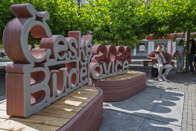 Návštěvníky Českých Budějovicích vítá nápis vytištěný z recyklovaného betonu