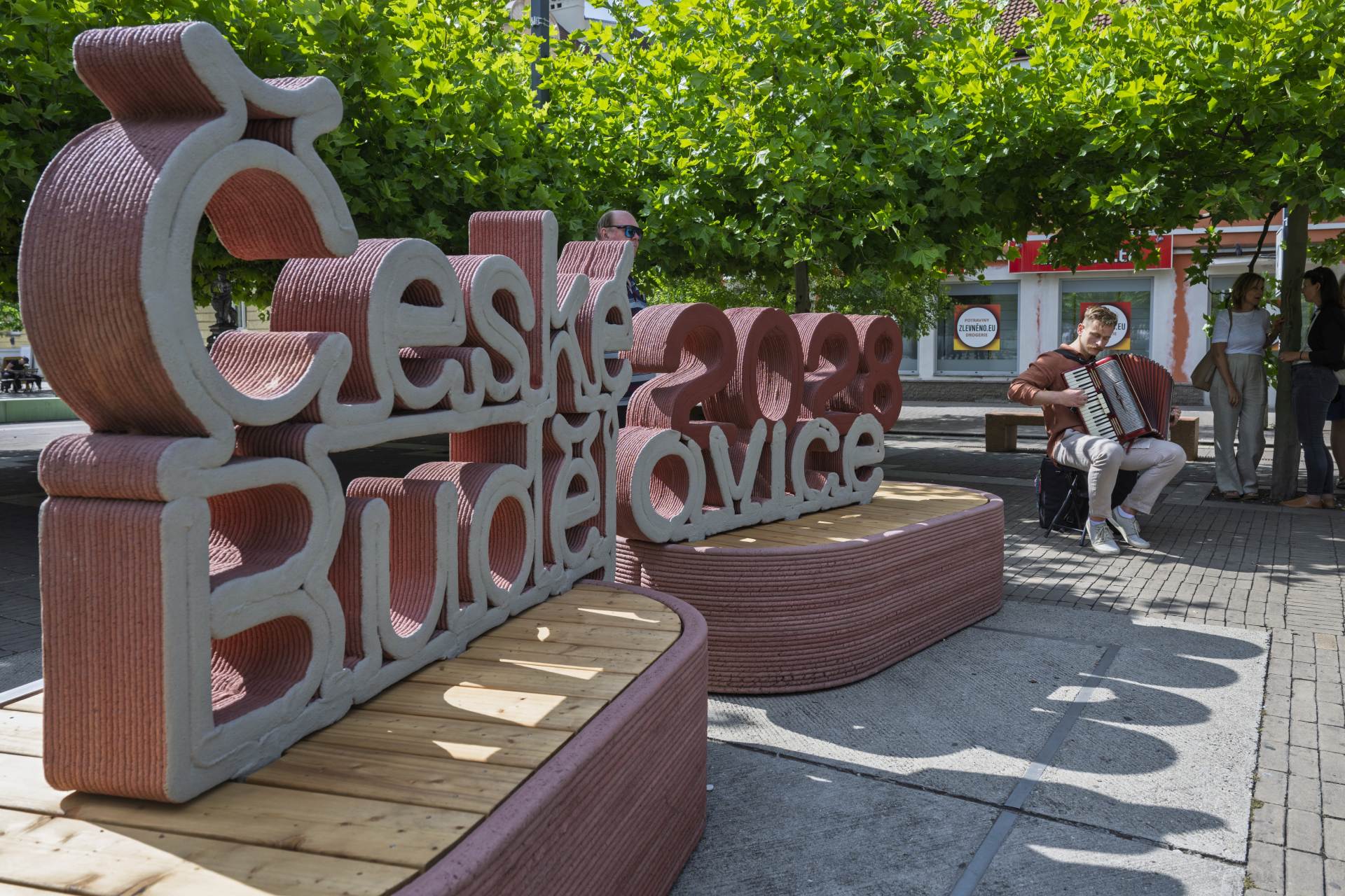 Návštěvníky Českých Budějovicích vítá nápis vytištěný z recyklovaného betonu