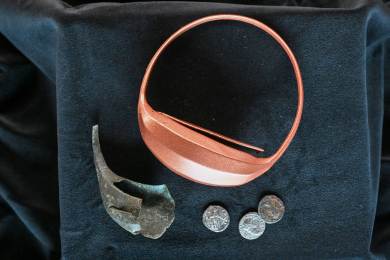 Archeologové na Mušově od pátku vystaví římskou náramkovou peněženku
