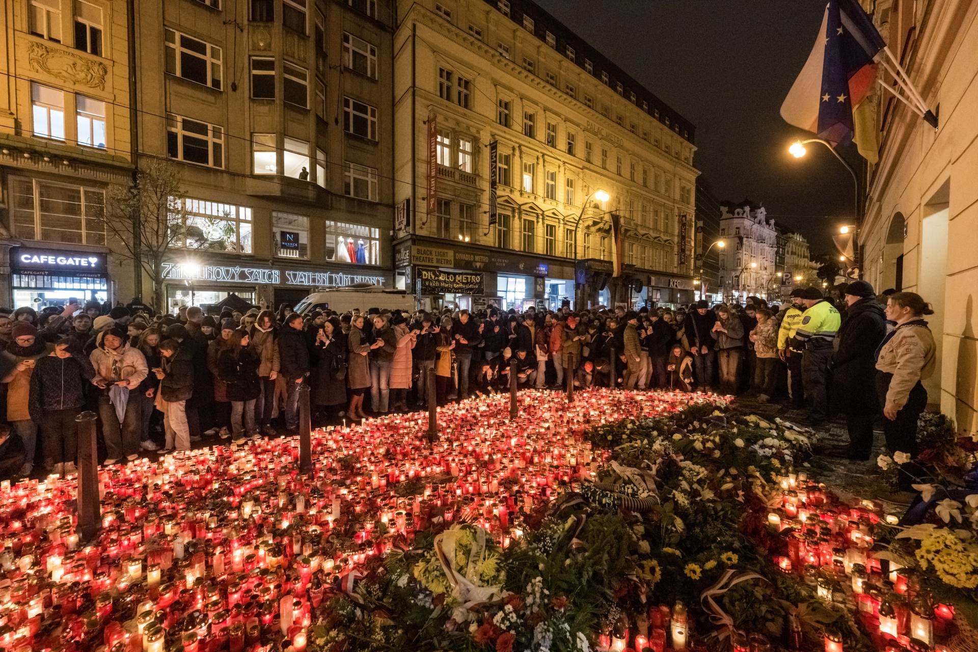 Česko vzpomíná na roky 1989 a 1939, politiky na Národní vítal pískot i potlesk