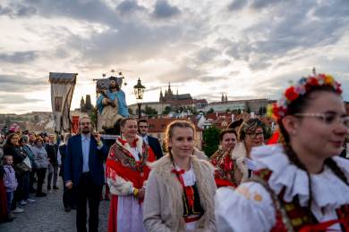 Přes Karlův most prošlo procesí k připomenutí svatého Jana Nepomuckého