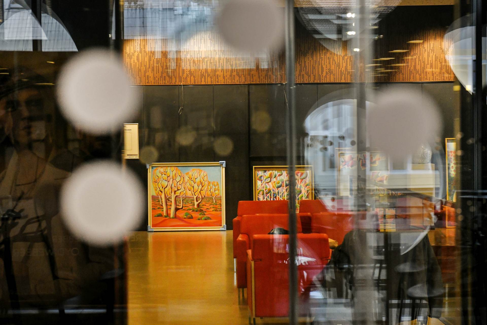 Tylovo divadlo v Plzni vystavuje práce umělce Sádla, pracoval v dílnách divadla