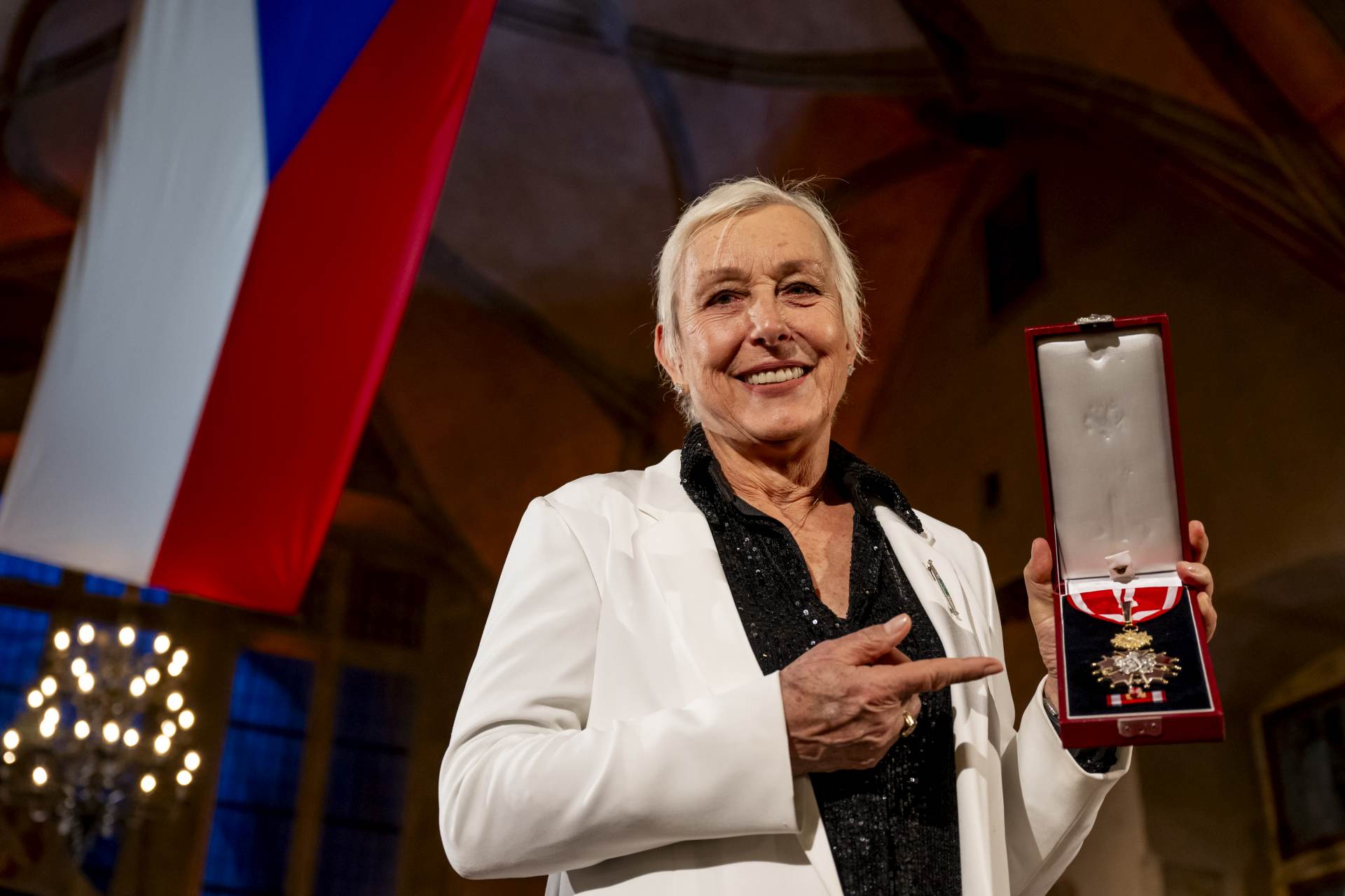 Pavel udělil nejvyšší vyznamenání Svěrákovi, Navrátilové či Drábové