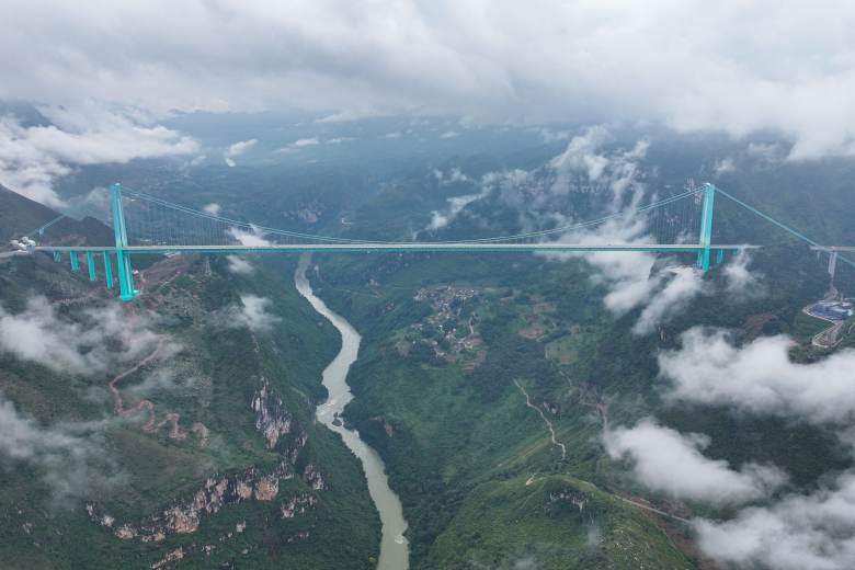 V Číně se pro dopravu otevřel nejvyšší most na světě, stojí 625 metrů nad řekou