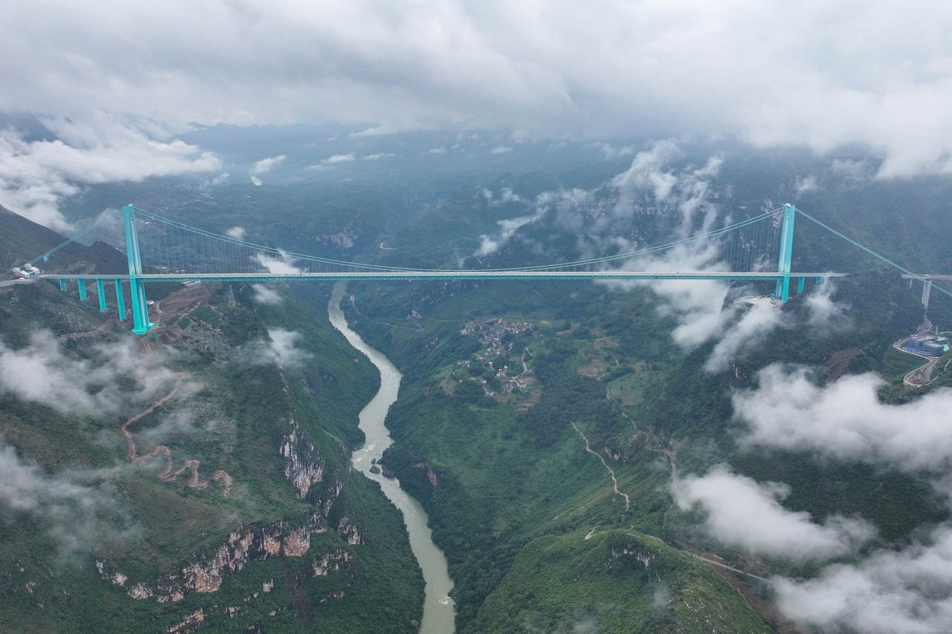 V Číně se pro dopravu otevřel nejvyšší most na světě, stojí 625 metrů nad řekou