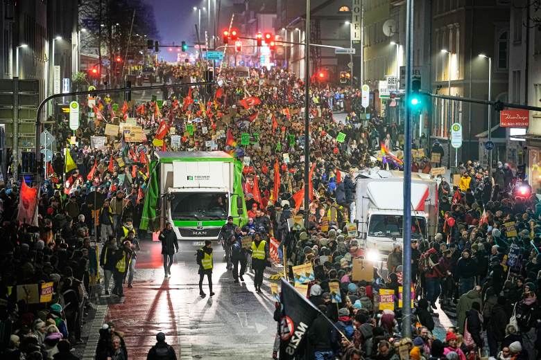Tisíce lidí v Giessenu protestují proti založení mládežnické organizace AfD