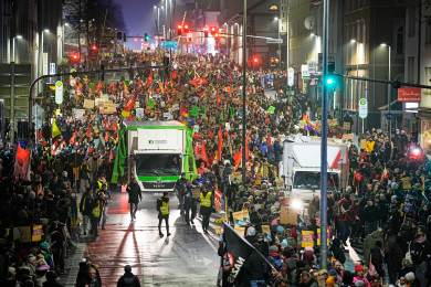 Tisíce lidí v Giessenu protestují proti založení mládežnické organizace AfD
