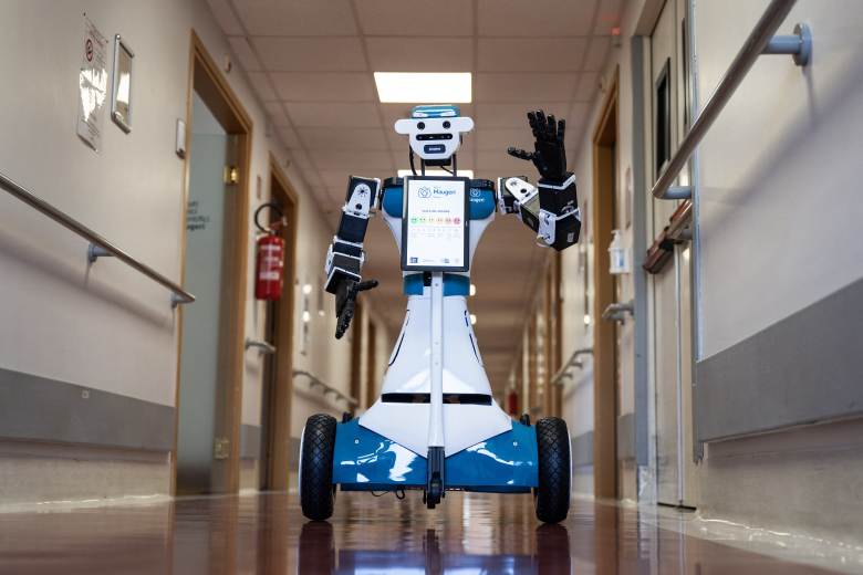 AFP: V italské nemocnici vítá pacienty robot s obočím a rukama