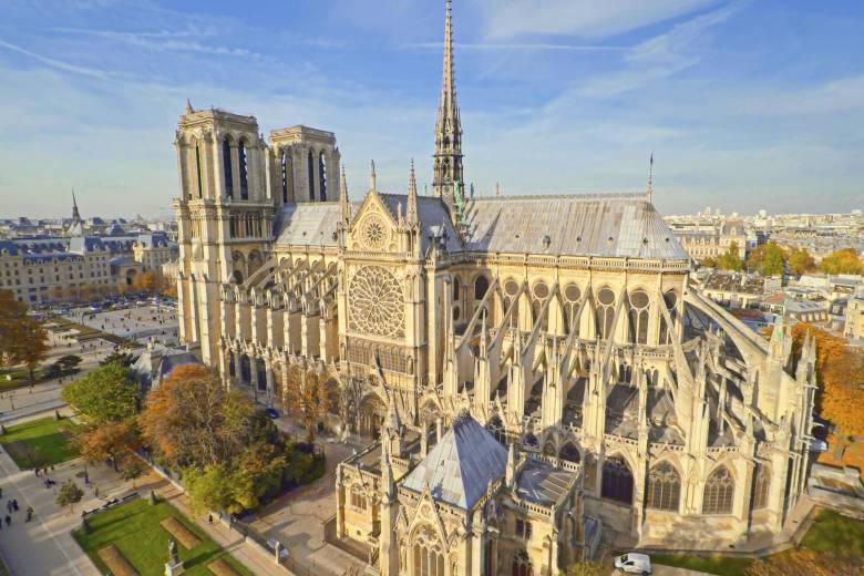 V Paříži byla slavnostně otevřena opravená katedrála Notre-Dame V Paříži byla slavnostně otevřena opravená katedrála Notre-Dame