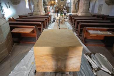 Kostel sv. Bartoloměje v Pardubicích získal nový oltář z vyhnánovského pískovce Kostel sv. Bartoloměje v Pardubicích získal nový oltář z vyhnánovského pískovce