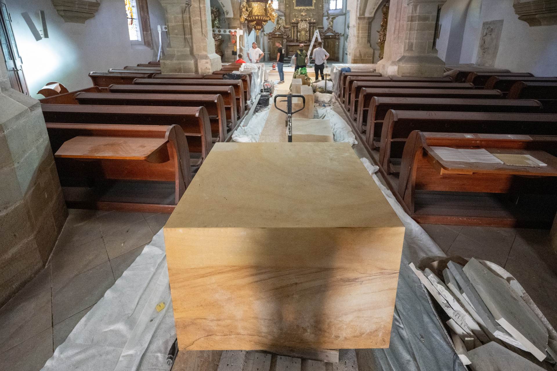 Kostel sv. Bartoloměje v Pardubicích získal nový oltář z vyhnánovského pískovce