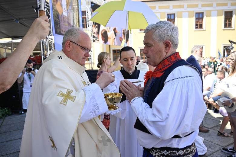 Národní pouť na Velehradě dnes navštívilo zhruba 30.000 lidí z Česka i zahraničí Národní pouť na Velehradě dnes navštívilo zhruba 30.000 lidí z Česka i zahraničí