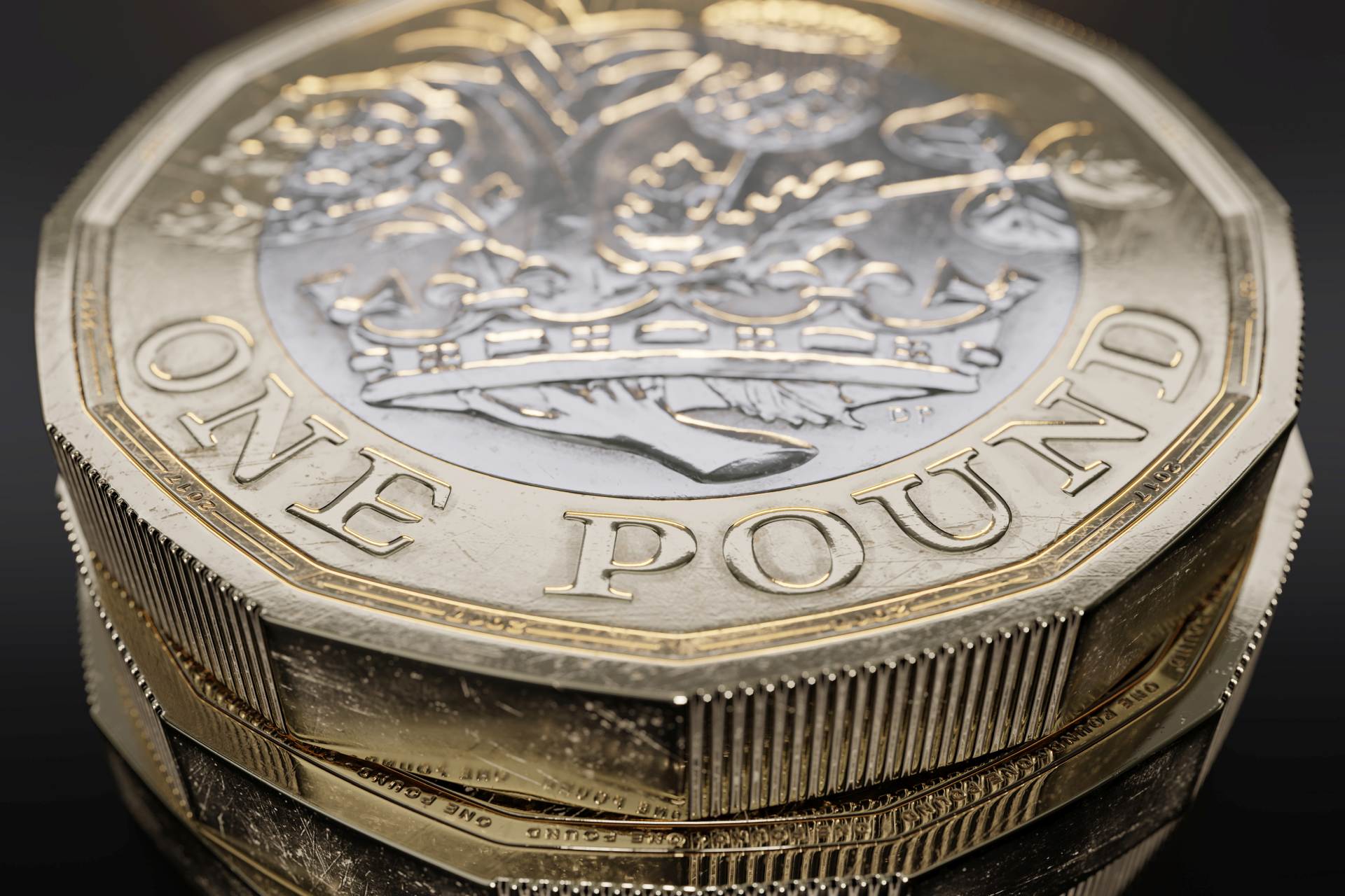 Do oběhu vstoupila poslední série jednolibrových mincí s portrétem Alžběty II.