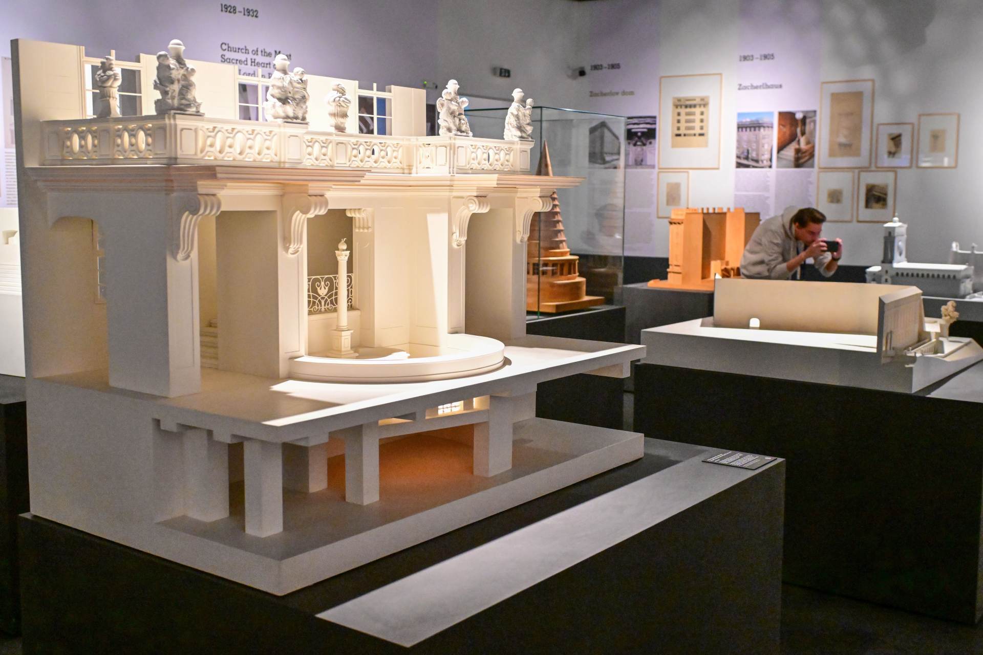 Prezident Pavel s kolegy otevřel v Bratislavě výstavu věnovanou Plečnikovi