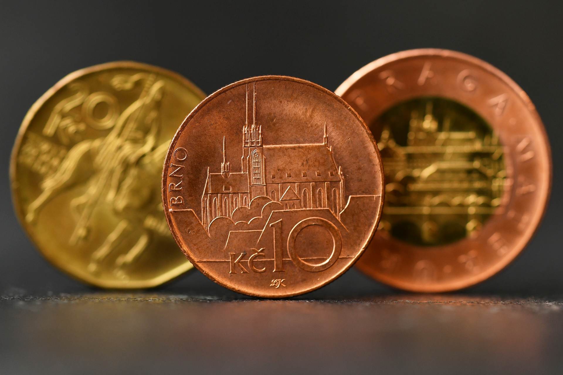 Analytici: Výsledky parlamentních voleb by neměly vést k oslabení kurzu koruny