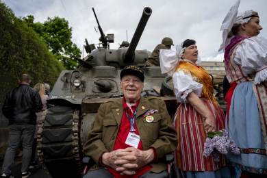 Plzní projel Konvoj svobody s rekordními 400 kusy vojenské historické techniky