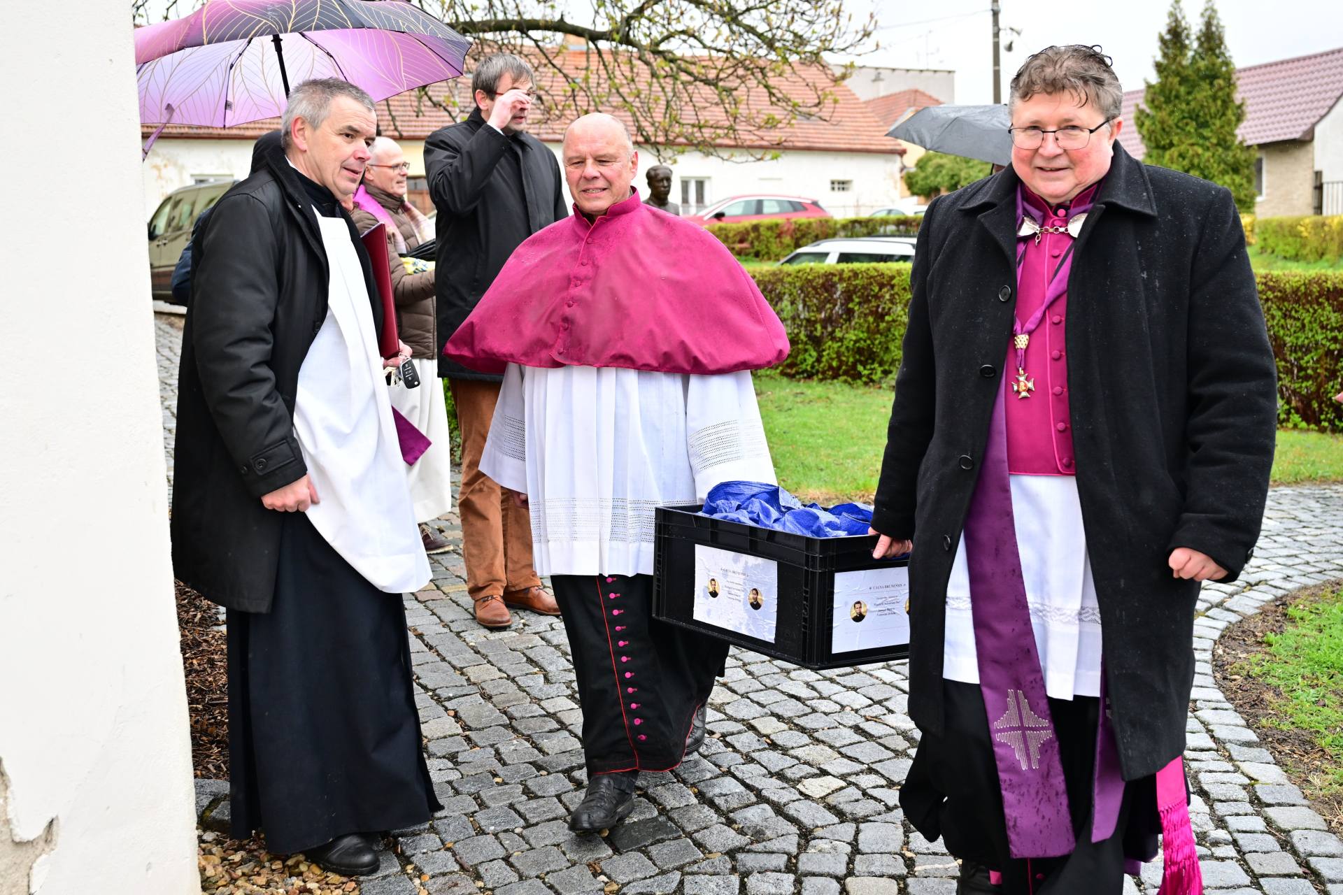 Ve Starovičkách vyzvedli urnu s předpokládanými ostatky popraveného kněze Drboly