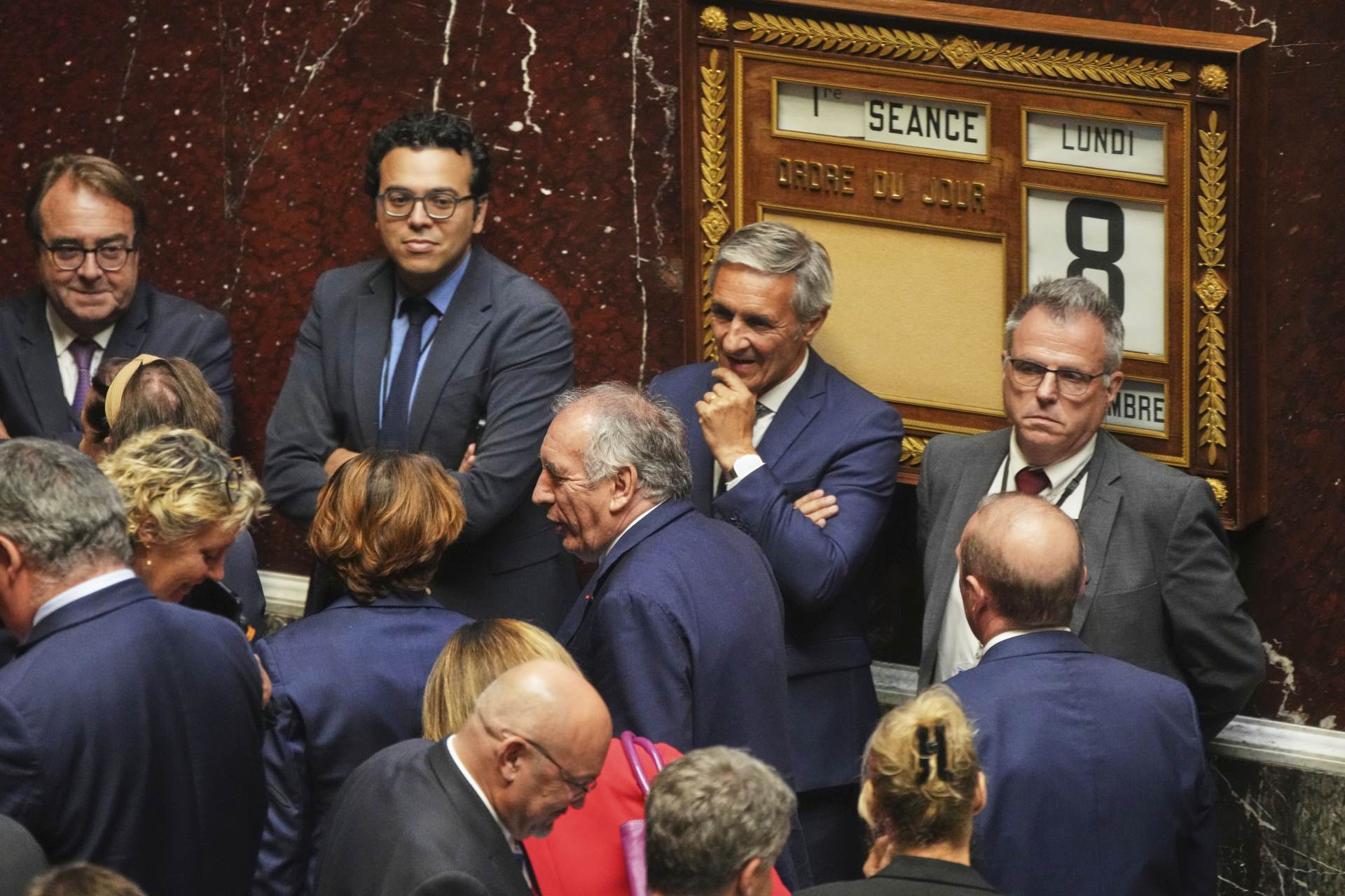 Ve Francii padla vláda, opoziční poslanci nesouhlasili se škrty premiéra Bayroua