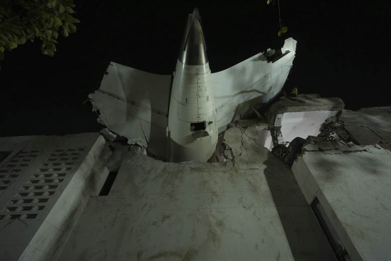 Pád letadla v Indii si vyžádal stovky mrtvých, jeden z cestujících přežil Pád letadla v Indii si vyžádal stovky mrtvých, jeden z cestujících přežil