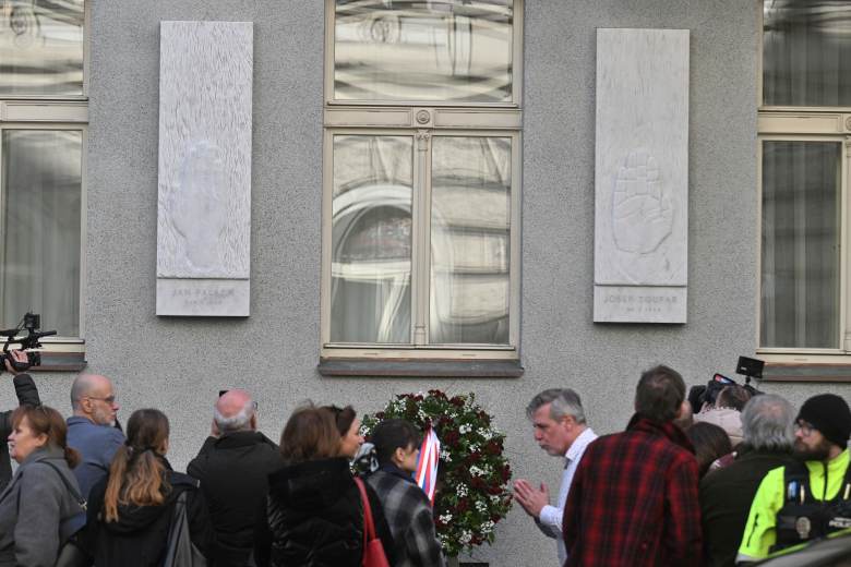 Desky na bývalém Borůvkově sanatoriu v Praze připomínají Palacha a Toufara