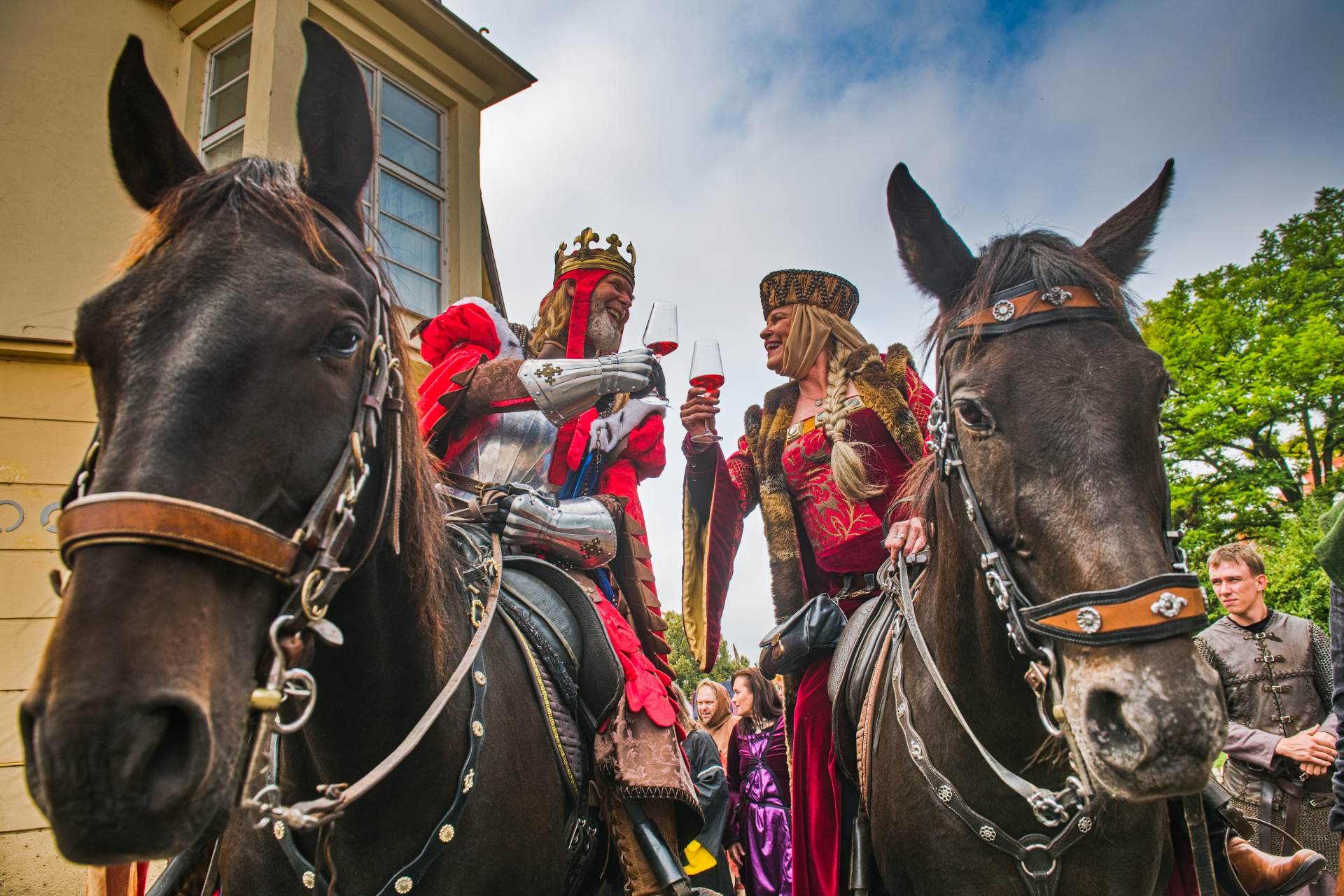 Krojované průvody v čele s českými králi dnes prošly Mikulovem a Znojmem