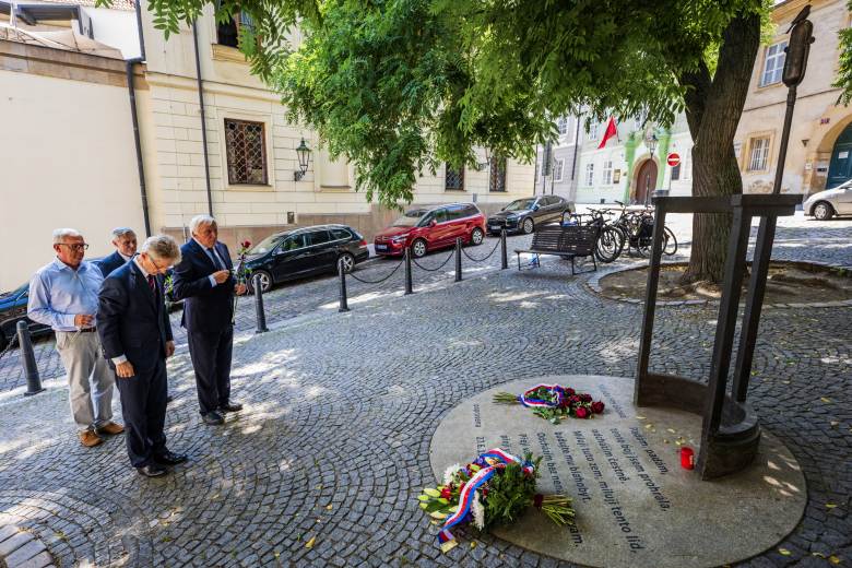 Senátoři v Praze při pietním aktu uctili památku Milady Horákové