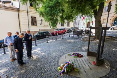 Senátoři v Praze při pietním aktu uctili památku Milady Horákové