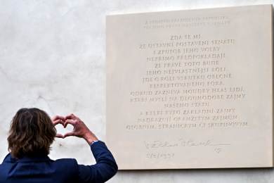 Senát odhalil pamětní desku prezidentu Havlovi k jeho nedožitým 90. narozeninám