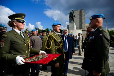 Pamětní odznaky obdrželo přes 200 příslušníků čtvrtého praporu mise UNPROFOR