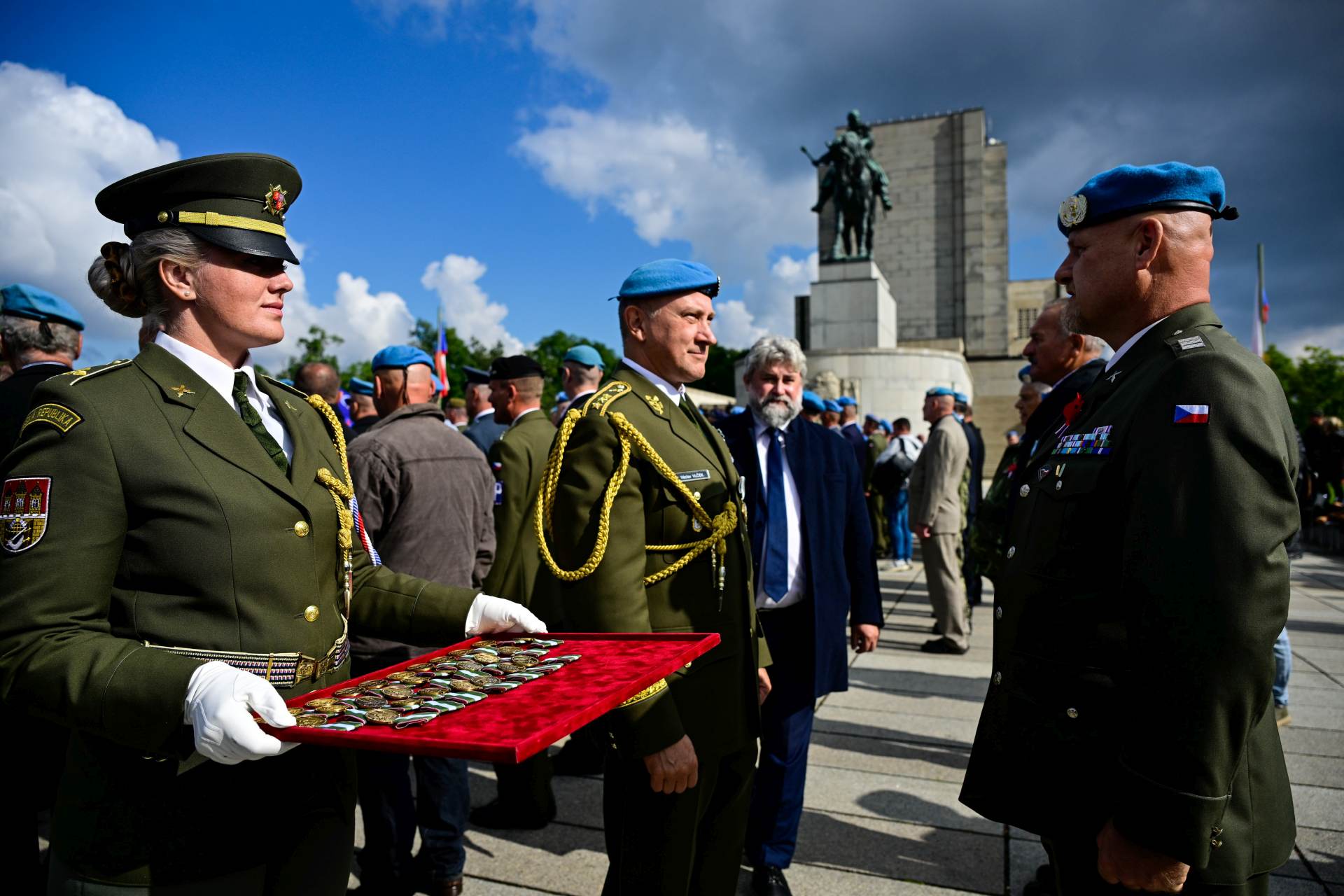 Pamětní odznaky obdrželo přes 200 příslušníků čtvrtého praporu mise UNPROFOR