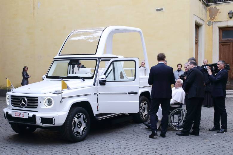 Papež František má nový model plně elektrického papamobilu