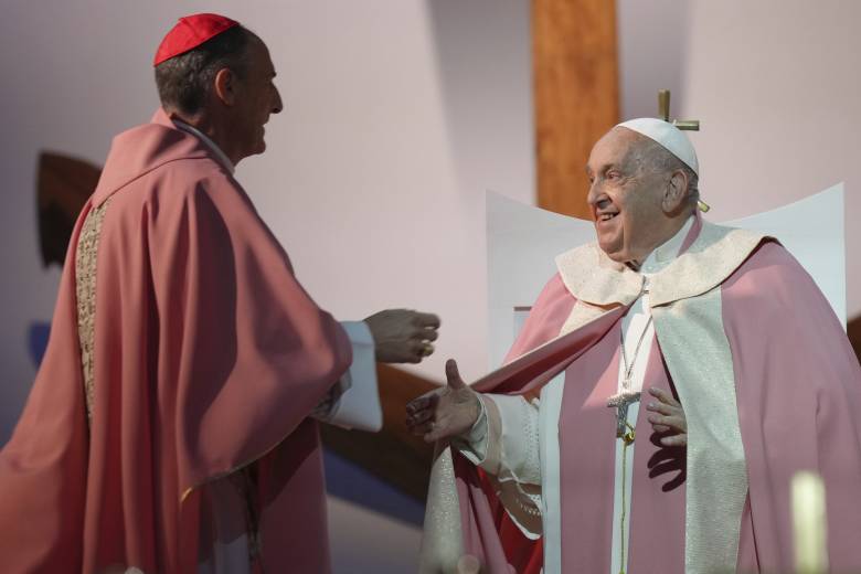 Papež na historické návštěvě Korsiky vyzval k míru na Blízkém východě i Ukrajině