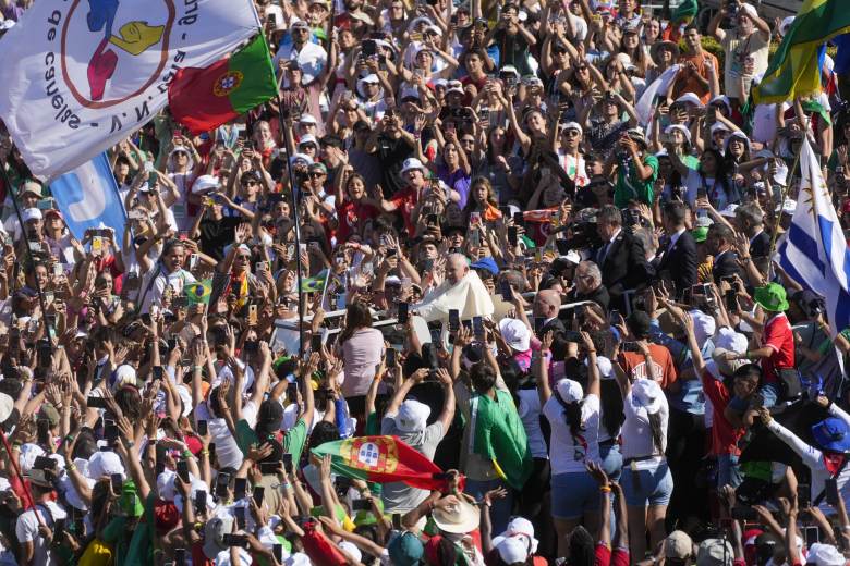 Papež v Lisabonu vyzval k pokorné očistě církve po skandálech s obtěžováním dětí Papež v Lisabonu vyzval k pokorné očistě církve po skandálech s obtěžováním dětí