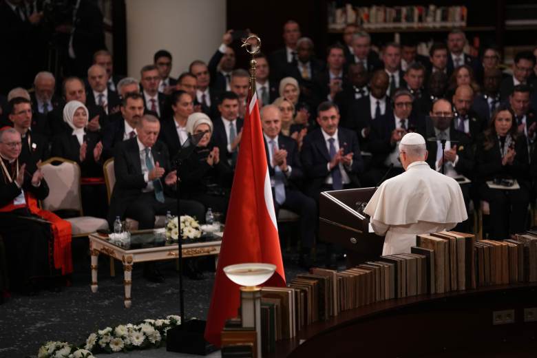 Papež v Turecku vyzval k respektu, země by měla usilovat o mezinárodní stabilitu