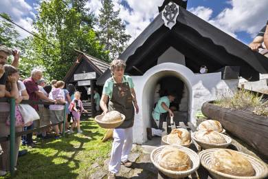 Obnovená tradice pečení chleba v peci z 19. století pokračuje v Lenoře 30 let