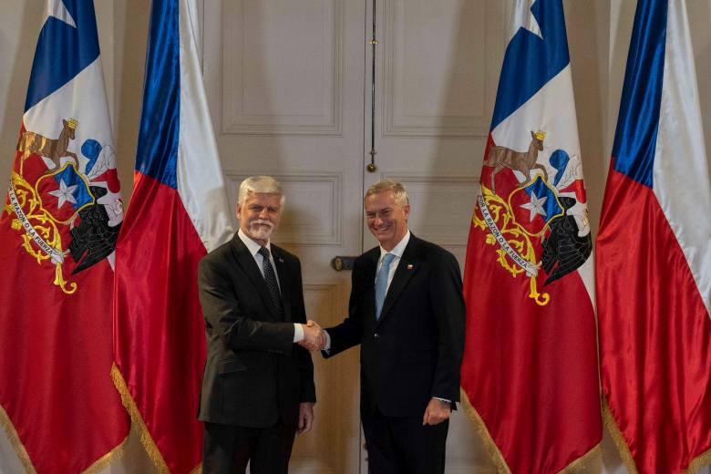 Česko a Chile chtějí posílit spolupráci, při podpisu memorand Pavel daroval pero