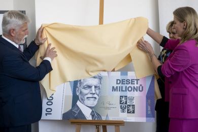 Fond Evy Pavlové představil charitativní pamětní list s prezidentem