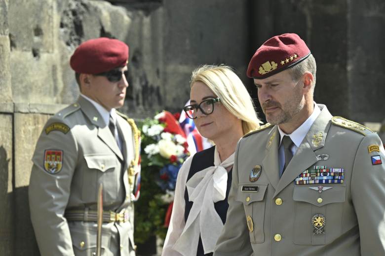 Památku parašutistů, kteří zabili Heydricha, uctily v Praze stovky lidí