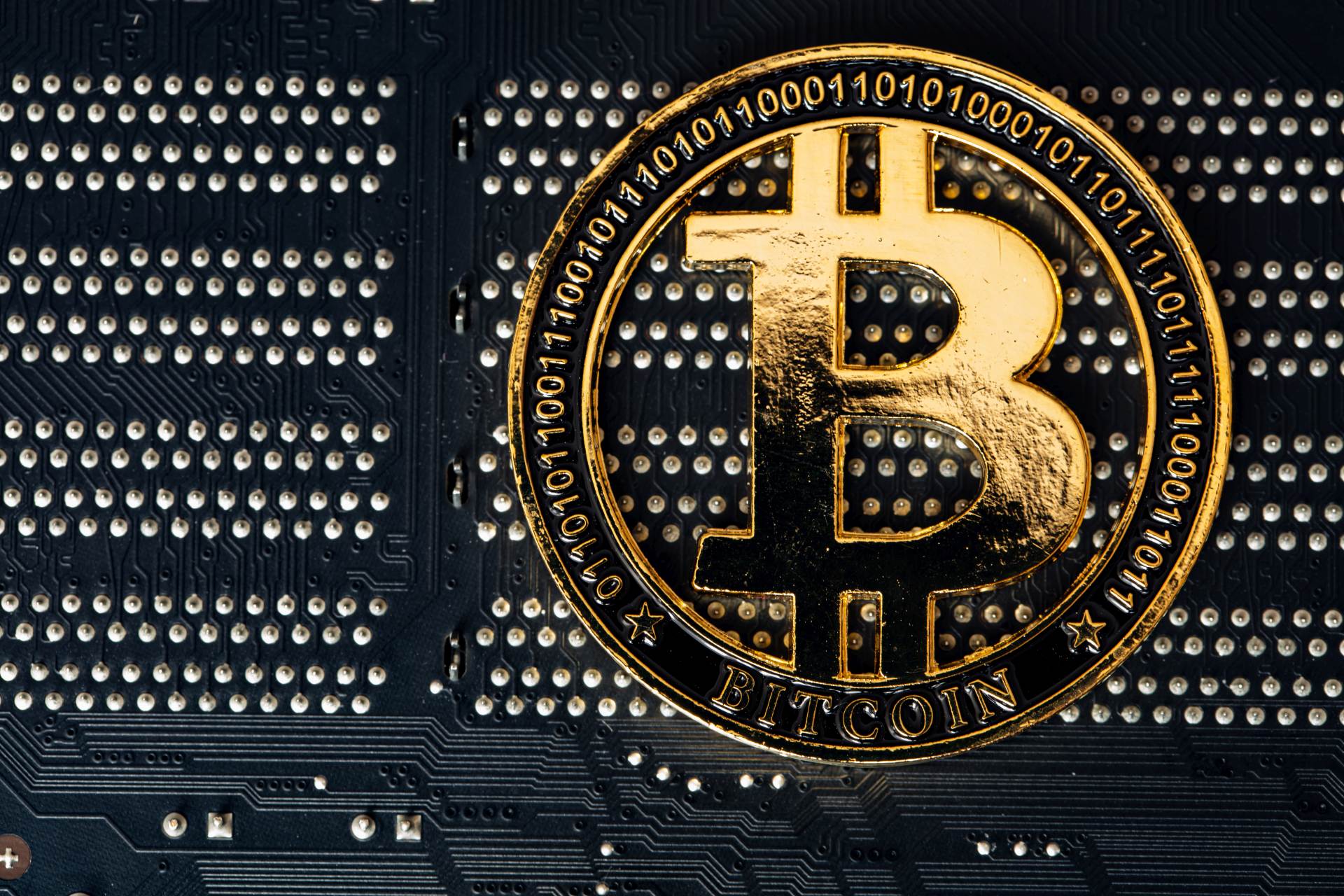 WSJ: Za proplutí Hormuzem se platí kryptoměnami nebo v jüanech