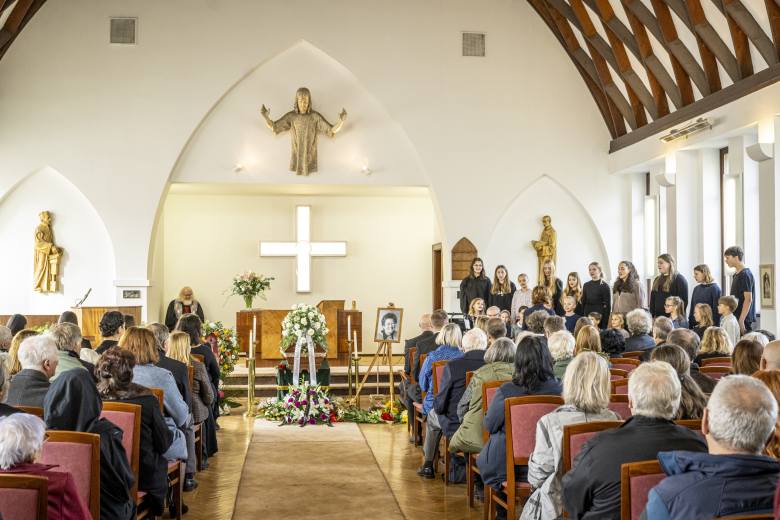 Lidé se v Semilech rozloučili s režisérkou Věrou Plívovou-Šimkovou potleskem