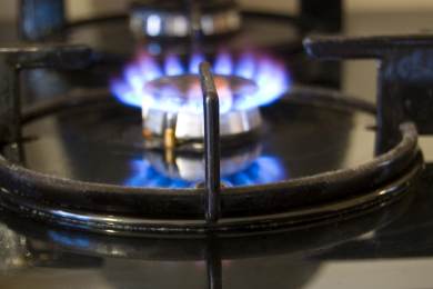 Cena plynu v Evropě díky počasí a jednání o míru klesla nejníže za 18 měsíců