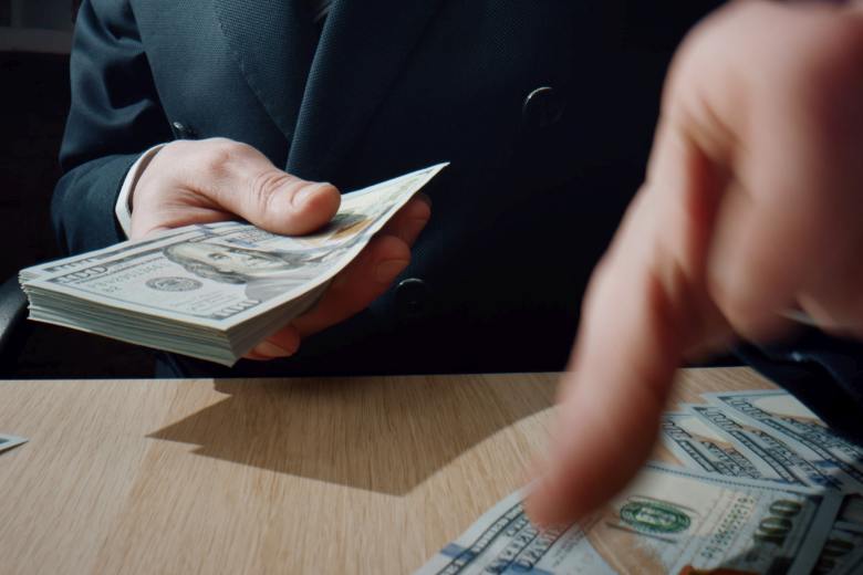 ČNB varovala před aktivitami firem Draph Solutions a Goldman Lampe Private Bank