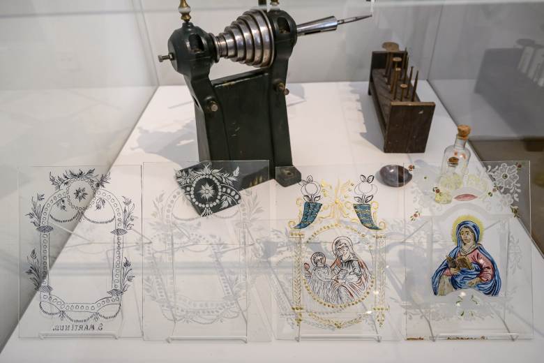 Ústecké muzeum vystavuje lidové podmalby na skle ze severu Čech