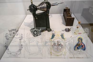 Ústecké muzeum vystavuje lidové podmalby na skle ze severu Čech