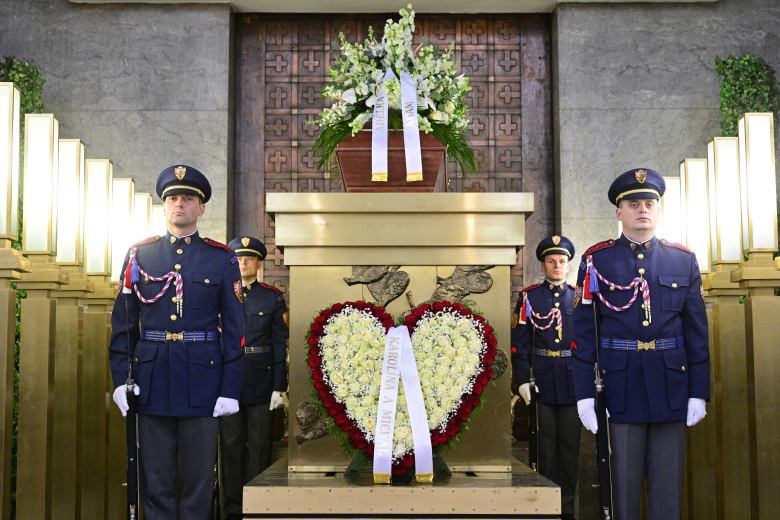 Theodora Pištěka na poslední cestě doprovodily fanfáry Hudby Hradní stráže