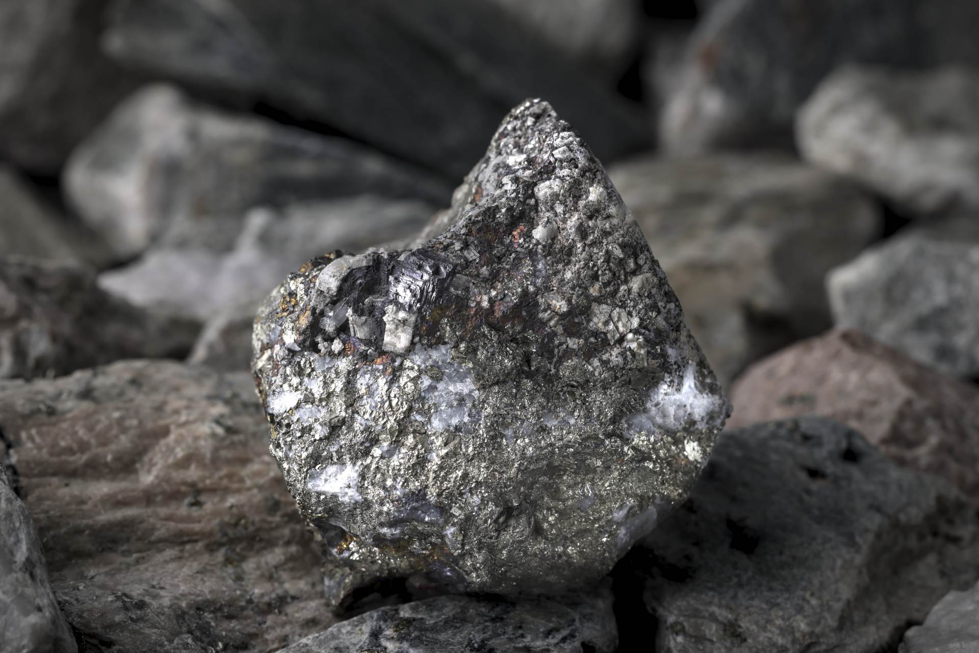 Zisk ruského těžaře Nornickel výrazně klesl kvůli sankcím a nízkým cenám kovů
