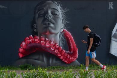 Výtvarníci ozdobili zeď v Poděbradech devíti portréty ženy podle jedné předlohy