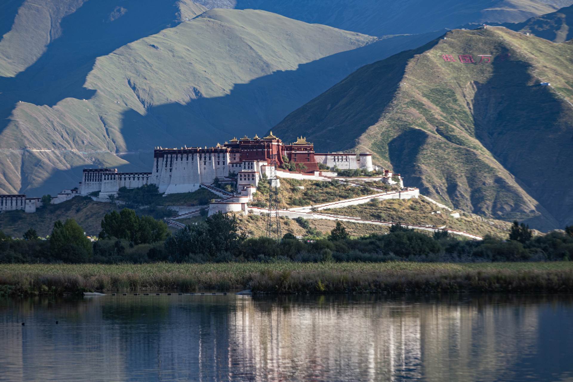 Dalšího dalajlamu určí Peking, řekl zástupce čínských komunistů v Tibetu